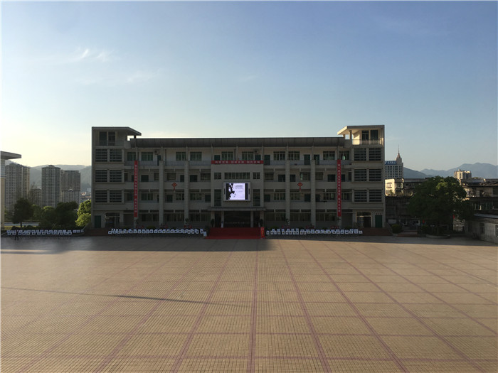 无限残红著地飞,溪头烟树翠相围.杨花独得东风意,相逐晴空去不归.