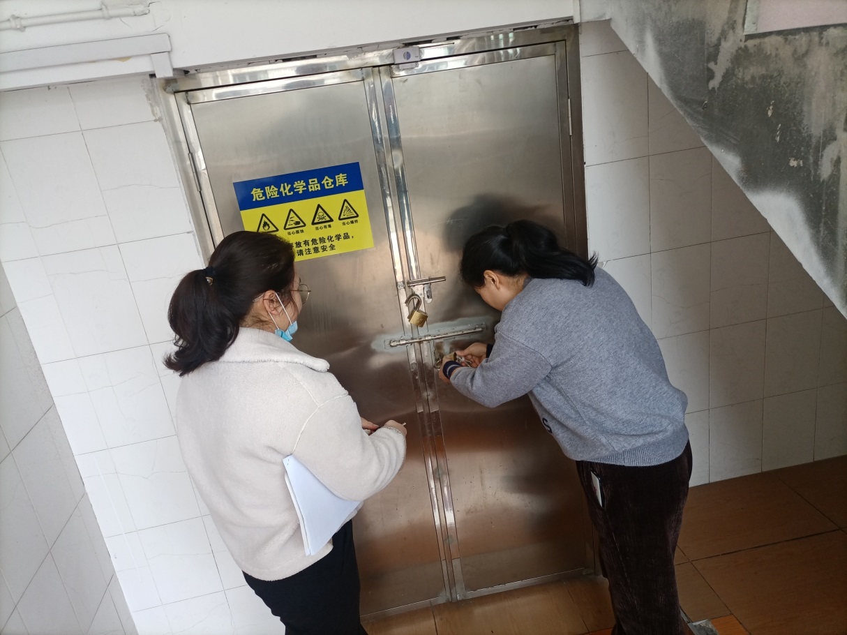 危化品室管理员认真执行双人双锁管理规定:为进一步增强学校安全意识